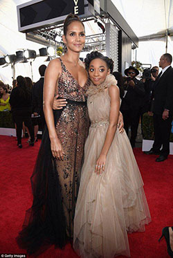 Halle Berry brilla en la alfombra roja: 