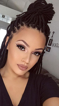 Elegantes peinados Updo para el cabello negro de baile: 