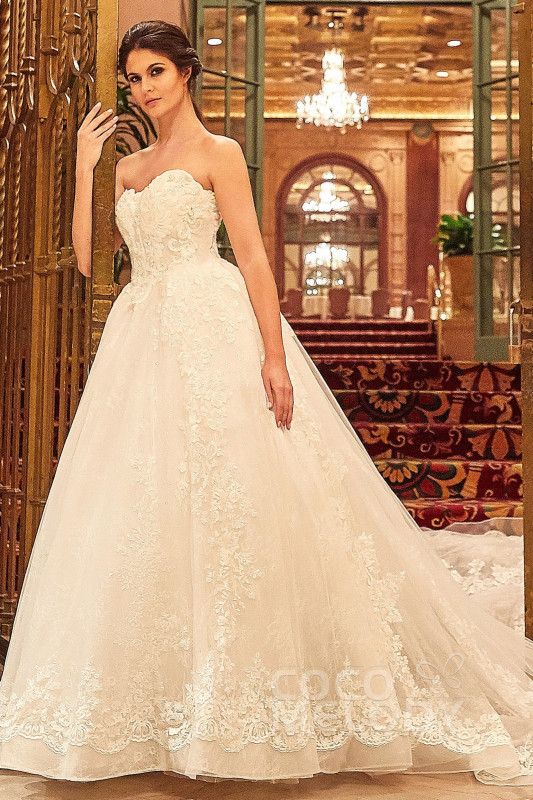 Lace Ball Gown Wedding Dress: 