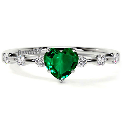Bar Set Emerald Stone Ring: 
