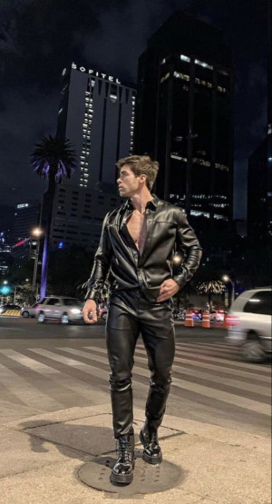 Outfit inspiration with leather jacket: 