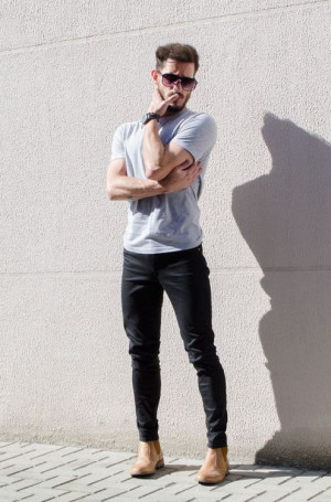 Grey t shirt mens outfit: 