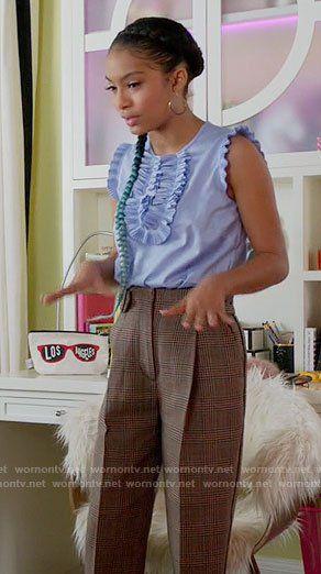 La blusa azul con volantes y los pantalones a cuadros de Zoey en Black-ish: 