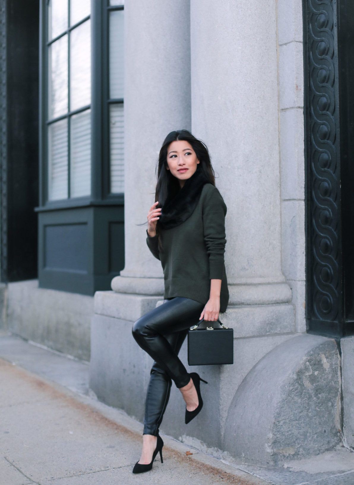 Faux leather pants blog, Petite size: Fur clothing,  Petite size,  fashion blogger,  Fake fur,  Legging Outfits,  Casual Outfits  