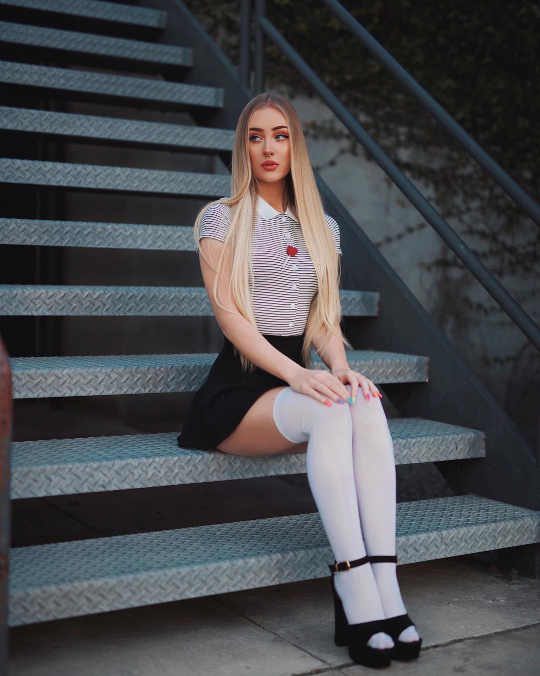 Urban style ideas for aspen mansfield stairs, Alice PÄƒunescu: Fashion Nova,  Photo shoot,  Okaspen  