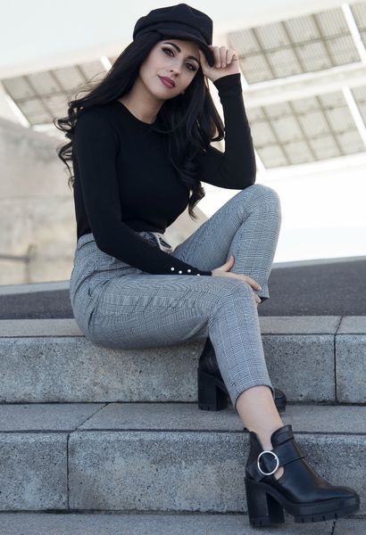 Si quieres crear el conjunto perfecto para una fiesta, viste un suéter negro con pantalones grises. Solo necesitas calzarte un par de botines negros.: 