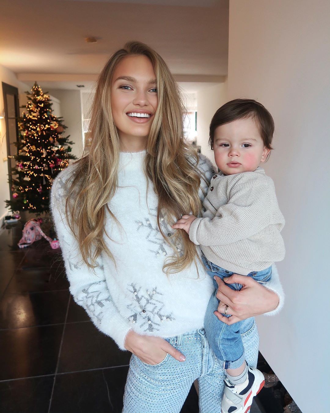 Romee Strijd jeans clothing ideas, Long Hair Women, outfit ideas: Brown hair,  Jeans Outfit  