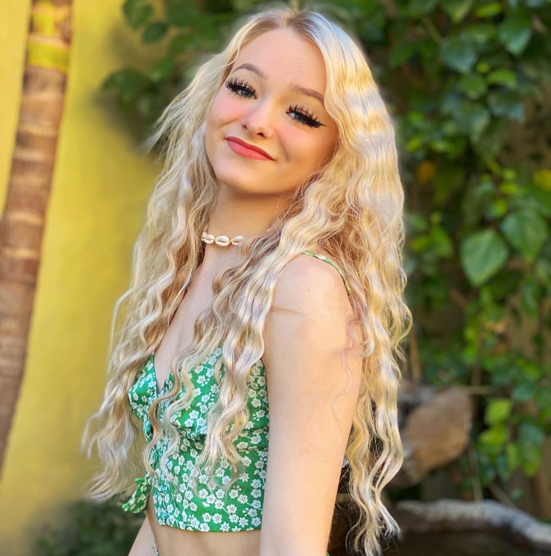 Zoe Laverne blond hairstyle, Bautiful Face, Long Hairstyle Ideas: Yellow And Green Outfit,  Zoe Laverne TikTok  