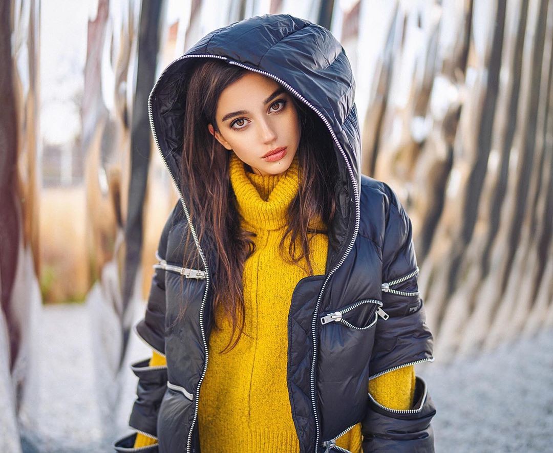 yellow colour outfit with beanie, jeans, Lip Makeup: Yellow Jeans,  Maja Strojek  