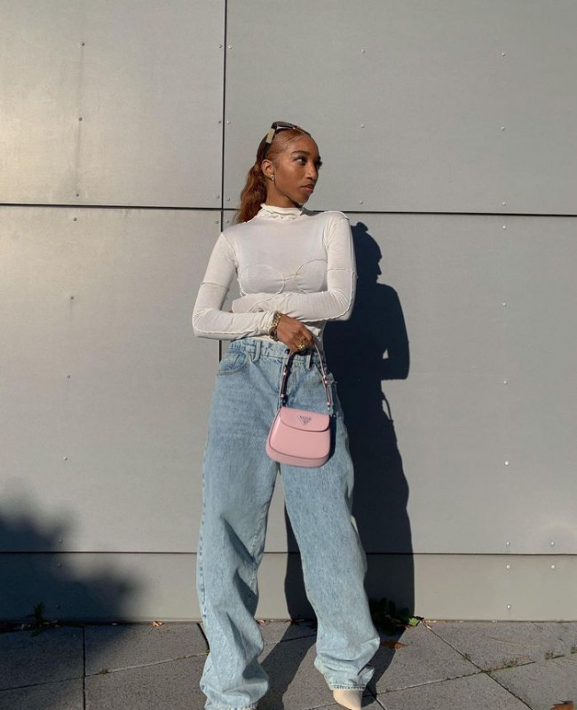 Baggy Jeans With Turtleneck: Handbags,  Brown hair,  Wide-Leg Jeans  