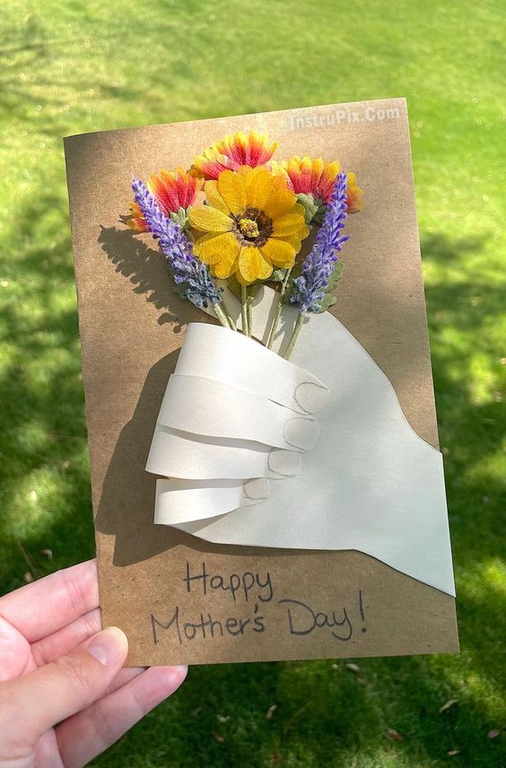 How sweet is this petal perfect card? It's a crafty way to say Happy Mother's Day!: 